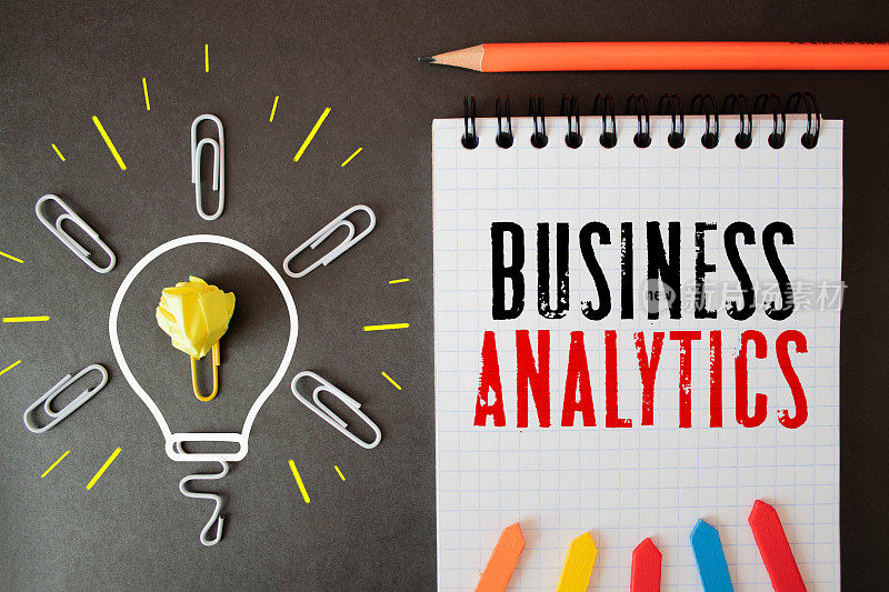 Sales Analytics、规划记事本中的文本标签和统计图表。